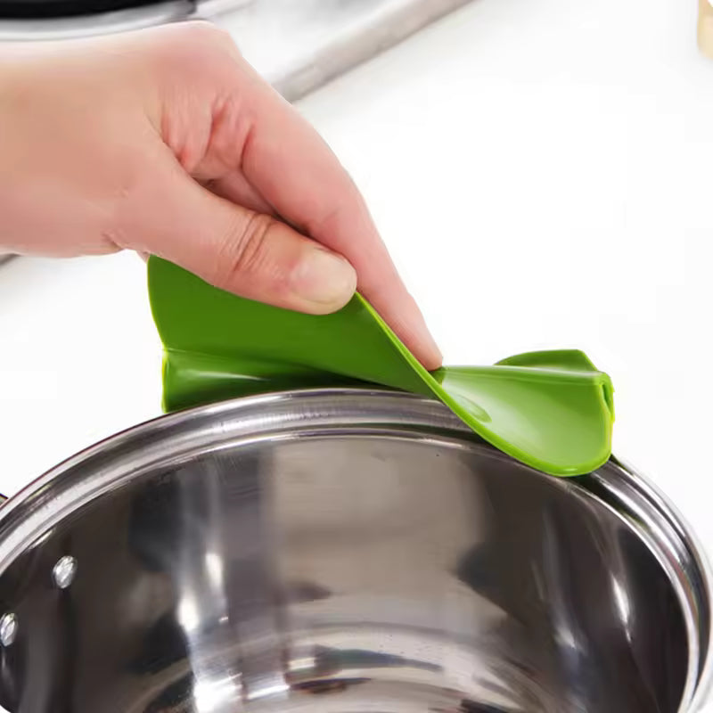 LMETJMA Slip On Pour Spout Silicone Clip On Single Pouring Pour
